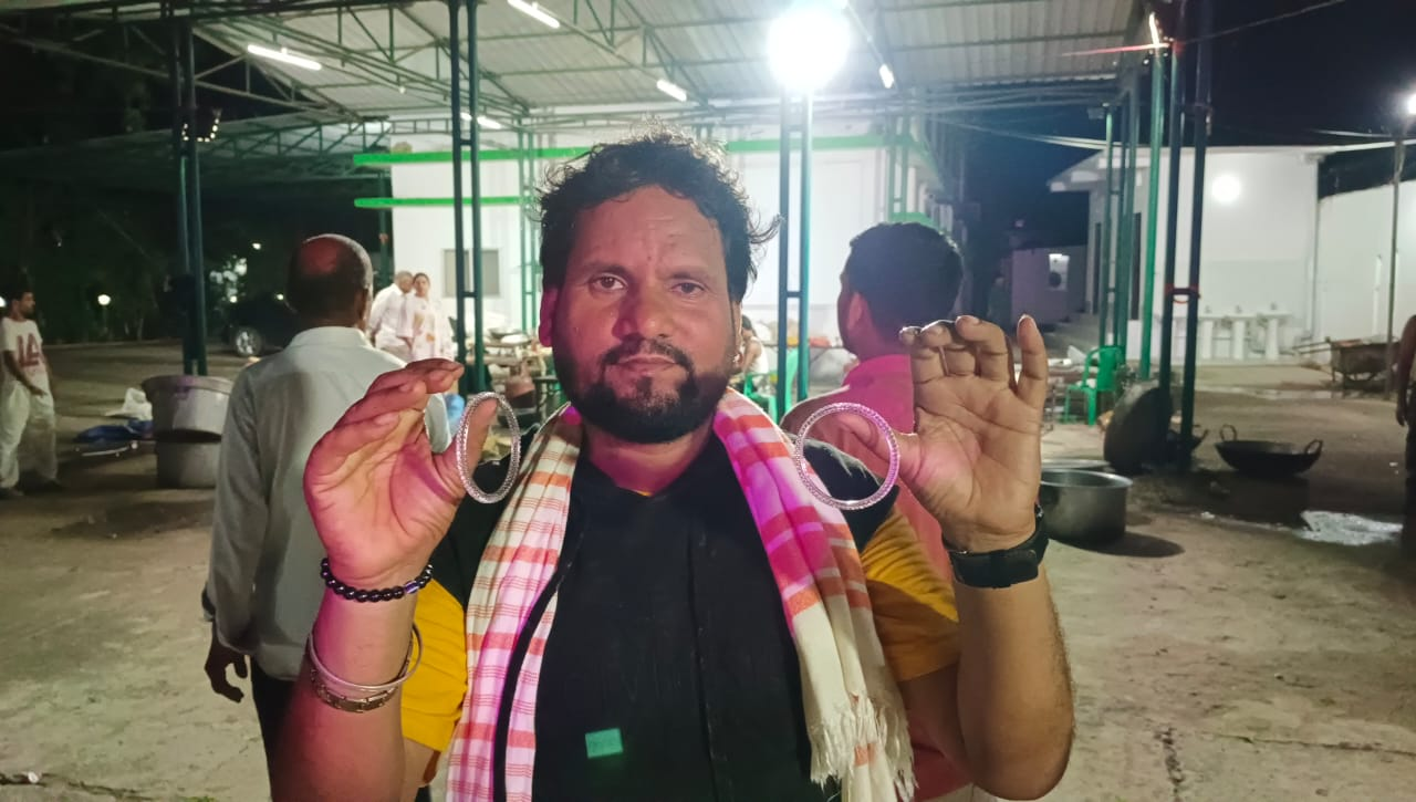 लालू के जन्मदिन समारोह में भोजपुरी गायक छोटू छलिया पर मेहरबान हुईं राबड़ी देवी, डायमंड का कंगन किया भेंट