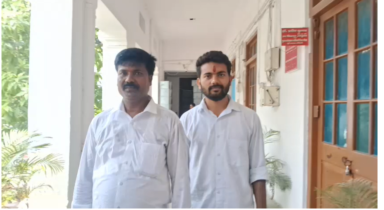 DDC कार्यालय के चपरासी का बेटा बना श्रम प्रवर्तन पदाधिकारी, मनीष ने पूर्वी चंपारण जिले का नाम किया रोशन