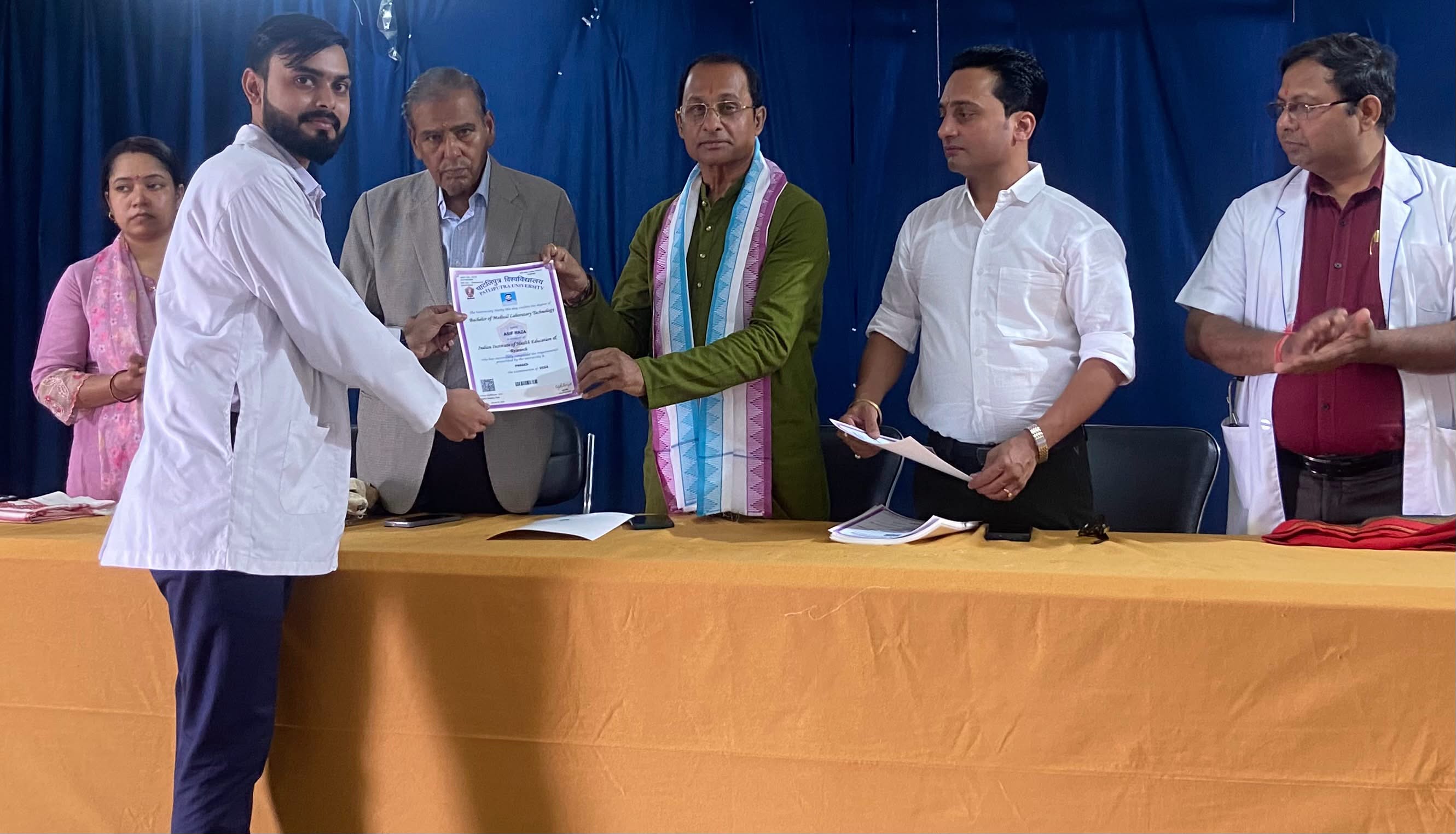 पटना के हेल्थ इंस्टिच्युट में दीक्षांत समारोह, 72 छात्र-छात्राओं को मिली स्नातक की उपाधि