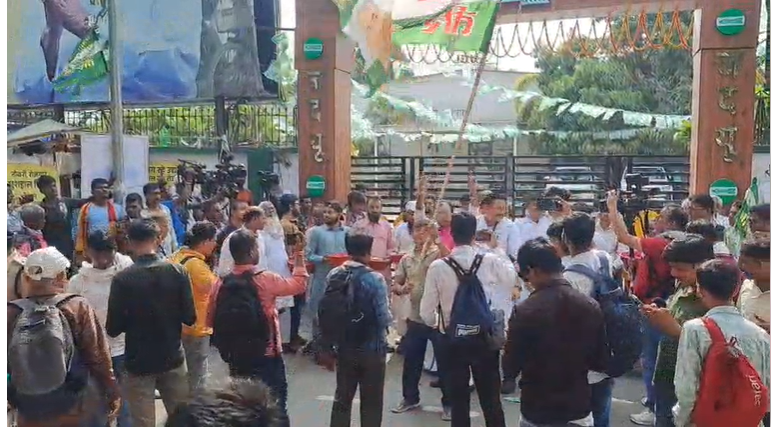 जेडीयू कार्यालय पहुंचे नीतीश कुमार पर कार्यकर्ताओं ने की फूलों की बारिश, फादर्स डे पर पिता के पैर छूकर निशांत ने लिया आशीर्वाद