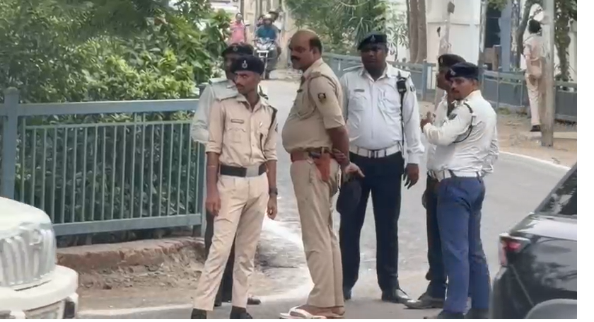 CM सम्राट चौधरी के कार्यक्रम में हवाई चप्पल पहनकर ड्यूटी करता दिखा पुलिसकर्मी, VIDEO वायरल