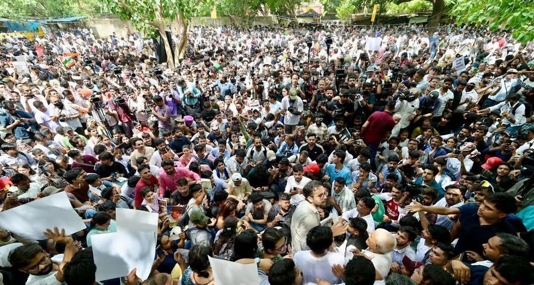 दिल्ली में कॉकरोच जनता पार्टी का 5 घंटे चला प्रदर्शन: अभिजीत दीपके ने धर्मेन्द्र प्रधान को 5 दिनों की दी मोहलत