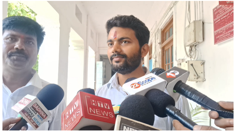 DDC कार्यालय के चपरासी का बेटा बना श्रम प्रवर्तन पदाधिकारी, मनीष ने पूर्वी चंपारण जिले का नाम किया रोशन