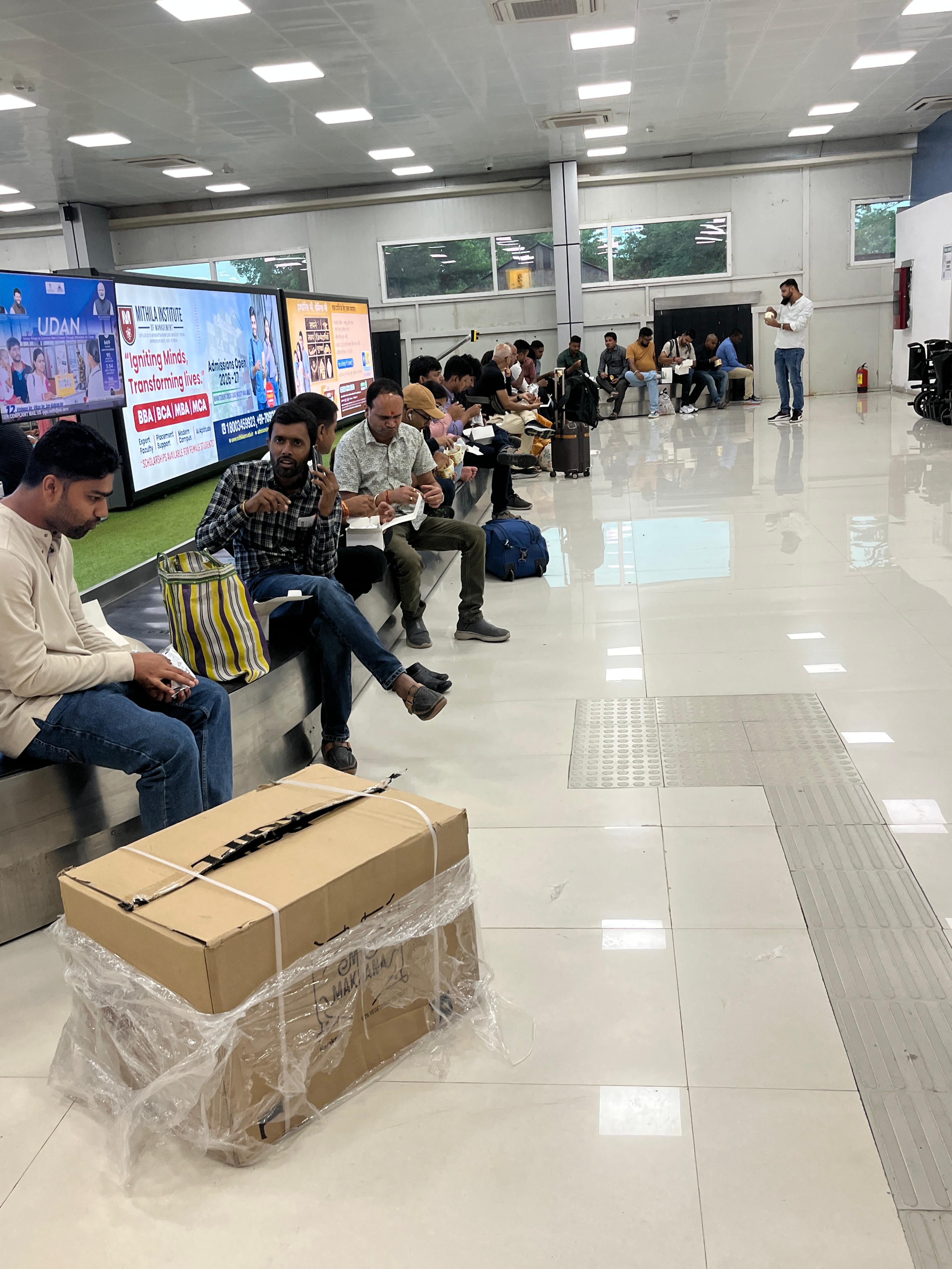 दरभंगा एयरपोर्ट पर टला बड़ा हादसा, लैंडिंग के दौरान स्पाइसजेट विमान का टायर फटा