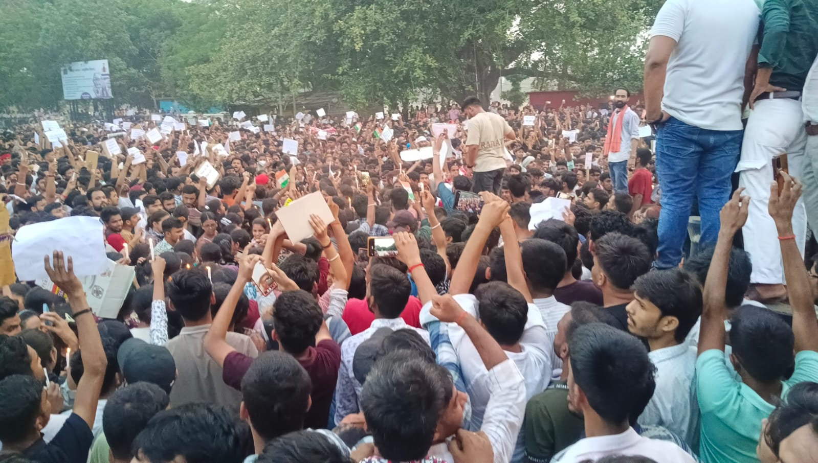 रौशन आनंद की रिहाई को लेकर पटना में छात्रों का उग्र प्रदर्शन, खान सर की गिरफ्तारी की मांग