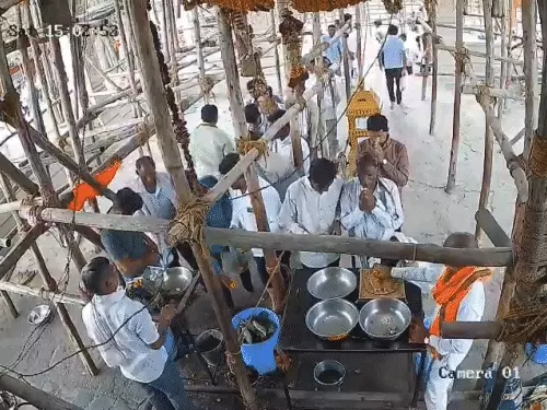महाराष्ट्र के हनुमान मंदिर में बड़ा हादसा: छत गिरने से 6 की मौत, 30-40 लोगों के दबे होने की आशंका