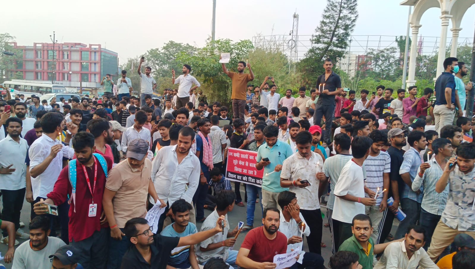 रौशन आनंद की रिहाई को लेकर पटना में छात्रों का उग्र प्रदर्शन, खान सर की गिरफ्तारी की मांग