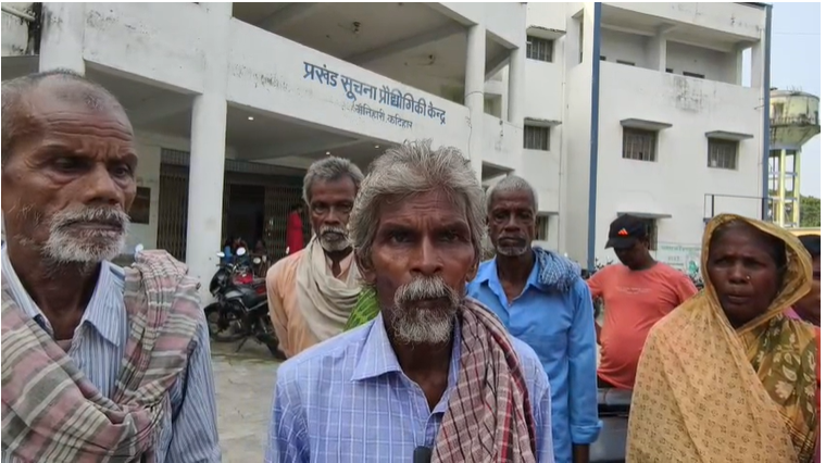 जमीन विवाद में अंचल कार्यालय बना रणक्षेत्र, सुनवाई के दौरान आपस में भिड़ीं महिलाएं