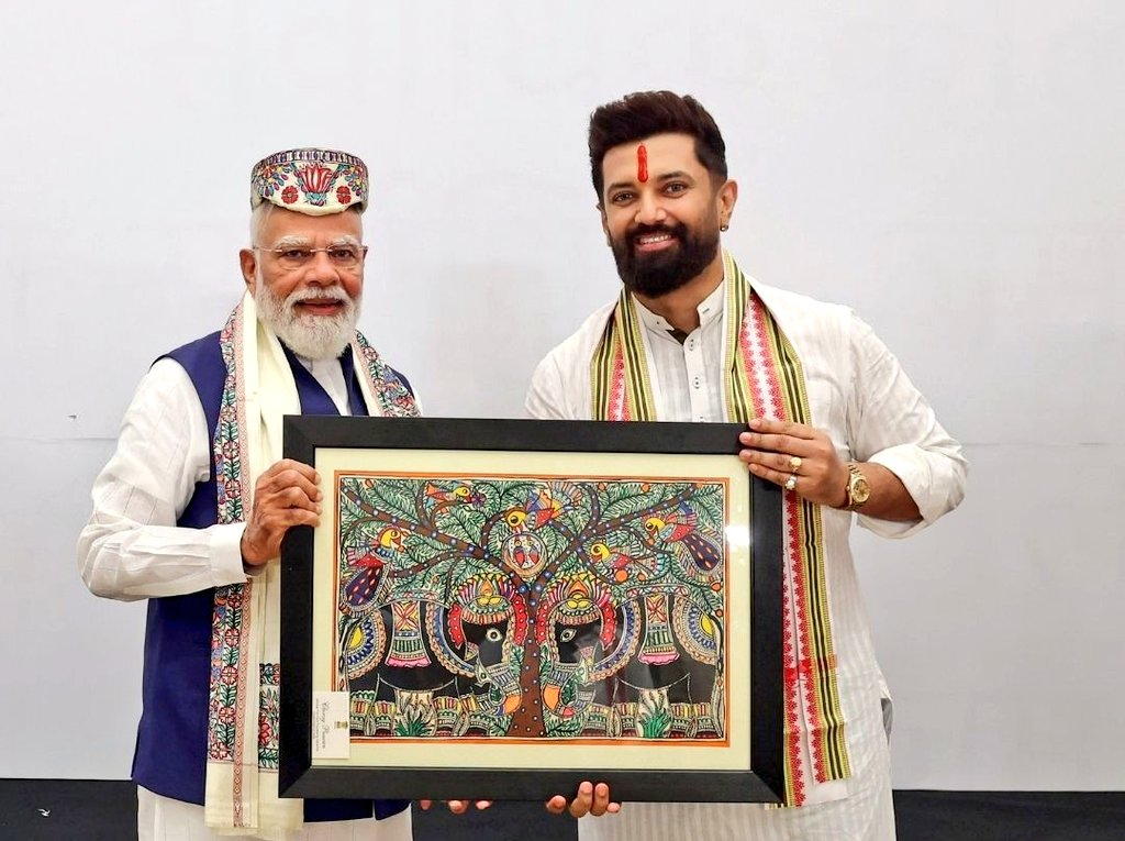 पीएम मोदी ने NDA नेताओं संग लिया झालमुड़ी का स्वाद, चिराग और कुशवाहा भी रहे मौजूद