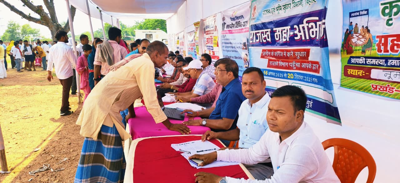 सरकारी सहयोग शिविर में बिचौलियों की एंट्री से मचा बवाल, अधिकारी के बगल में बैठे निजी व्यक्ति की तस्वीर वायरल, डीडीसी ने दिए जांच के निर्देश
