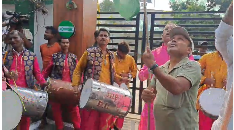 जेडीयू कार्यालय पहुंचे नीतीश कुमार पर कार्यकर्ताओं ने की फूलों की बारिश, फादर्स डे पर पिता के पैर छूकर निशांत ने लिया आशीर्वाद