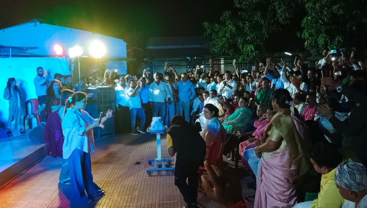 लालू के जन्मदिन समारोह में भोजपुरी गायक छोटू छलिया पर मेहरबान हुईं राबड़ी देवी, डायमंड का कंगन किया भेंट
