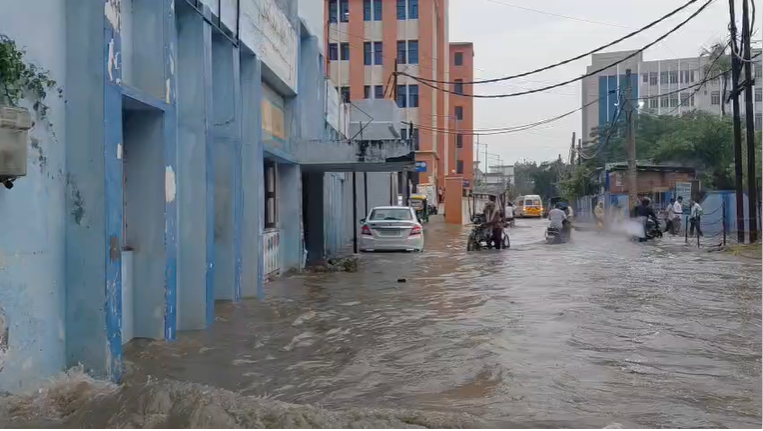 एक घंटे की बारिश में डूबा सासाराम सदर अस्पताल, ट्रॉमा सेंटर से ब्लड बैंक तक जलजमाव
