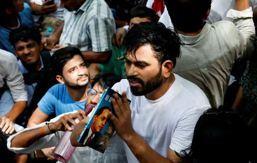 दिल्ली में कॉकरोच जनता पार्टी का 5 घंटे चला प्रदर्शन: अभिजीत दीपके ने धर्मेन्द्र प्रधान को 5 दिनों की दी मोहलत
