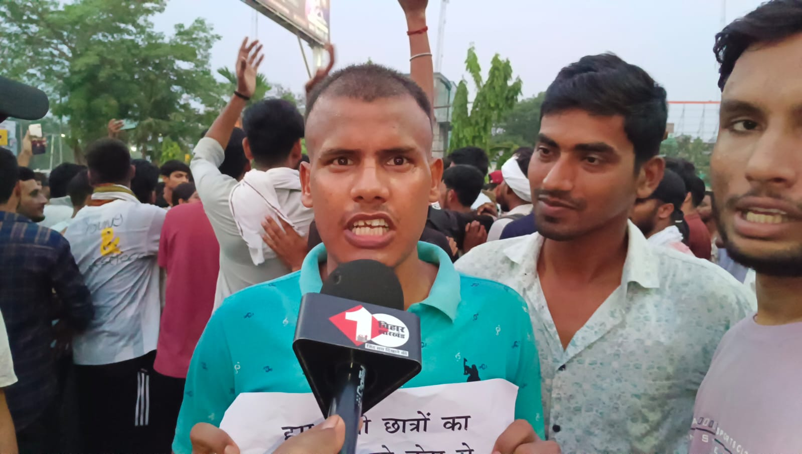 रौशन आनंद की रिहाई को लेकर पटना में छात्रों का उग्र प्रदर्शन, खान सर की गिरफ्तारी की मांग