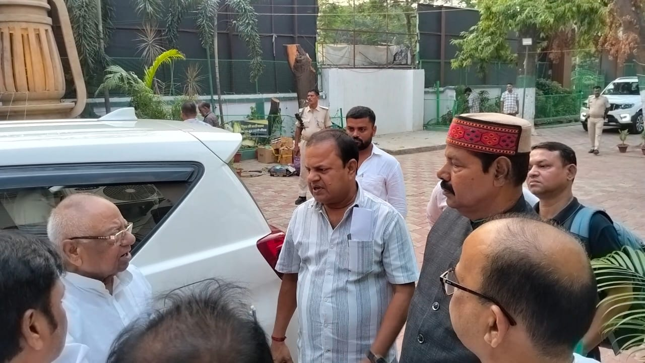 MLC टिकट विवाद के बाद बढ़ी नजदीकियां, शिवचंद्र राम से अस्पताल में मिलने पहुंचे सुनील सिंह