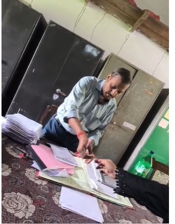 सरकारी स्कूल में मार्कशीट के नाम पर पैसे की वसूली का खेल, छात्रों से कैश लेते शिक्षकों का वीडियो सोशल मीडिया पर वायरल