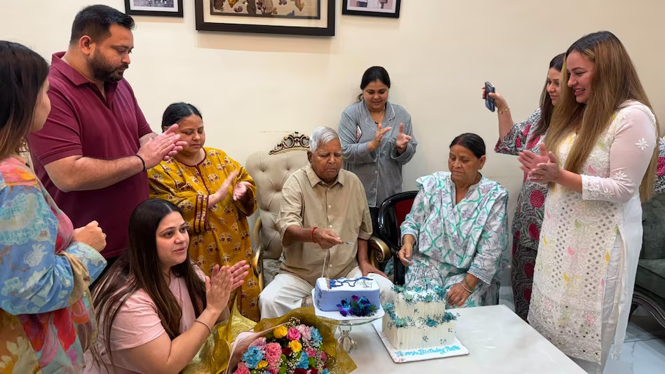 लालू के जन्मदिन समारोह में भोजपुरी गायक छोटू छलिया पर मेहरबान हुईं राबड़ी देवी, डायमंड का कंगन किया भेंट