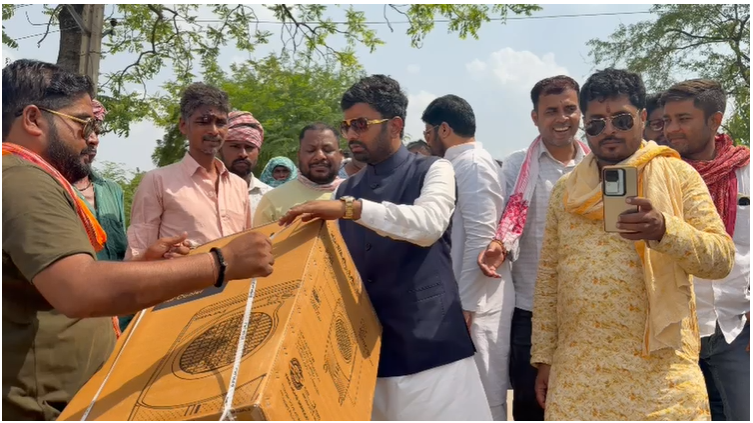 बक्सर के गंगौली गांव पहुंचे युवा चेतना सुप्रीमो रोहित कुमार सिंह, सैकड़ों लोगों के बीच बांटे कूलर