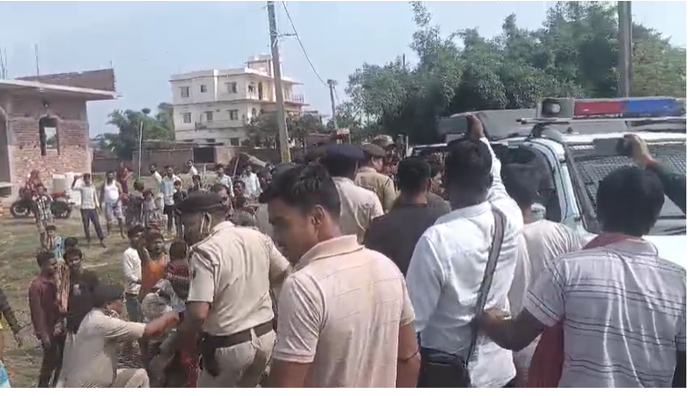SAHARSA: भतीजे की शादी में आई महिला के साथ दुष्कर्म की कोशिश, पुलिस के सामने भीड़ ने आरोपी को जमकर पीटा 