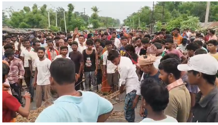 मधेपुरा में सड़क हादसे के बाद बवाल: कार्यपालक सहायक की मौत पर NH-131 जाम, 5 करोड़ मुआवजे की मांग