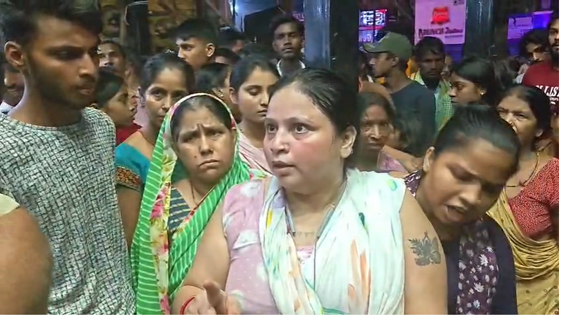 छपरा में दर्दनाक हादसा: विशाल मेगा मार्ट में करंट लगने से युवक की मौत, परिजनों ने शव रखकर किया हंगामा