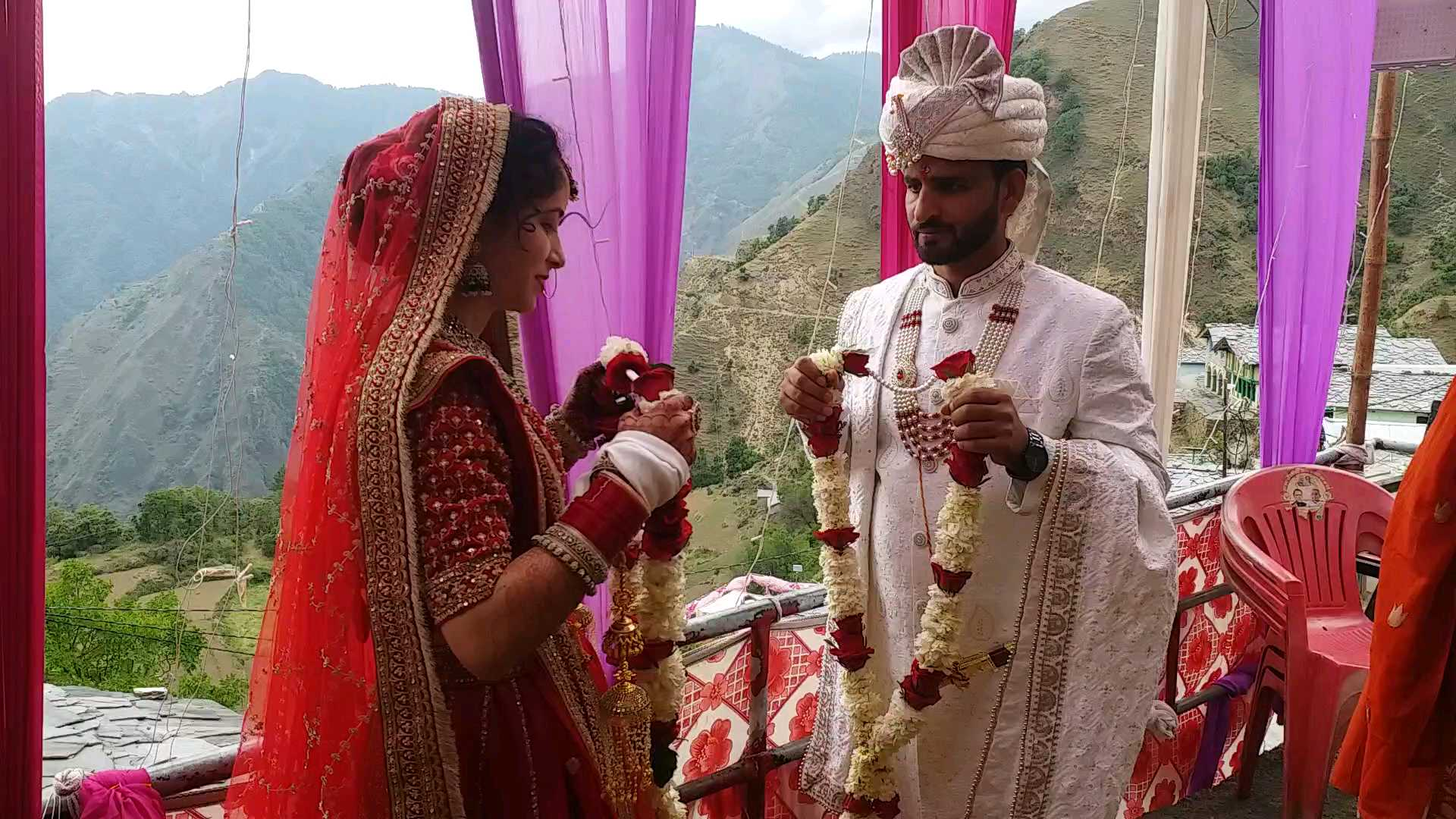एक ही मंडप में 5 भाइयों की शादी: बहन की भी विदाई, बारात लेकर दूल्हों के घर पहुंचीं दुल्हनें