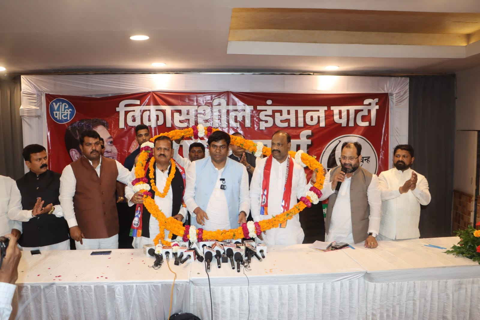 ‎यूपी में VIP को मिली बड़ी मजबूती, प्रेमचंद कश्यप और अच्छे लाल निषाद हजारों समर्थकों के साथ मुकेश सहनी की पार्टी में हुए शामिल