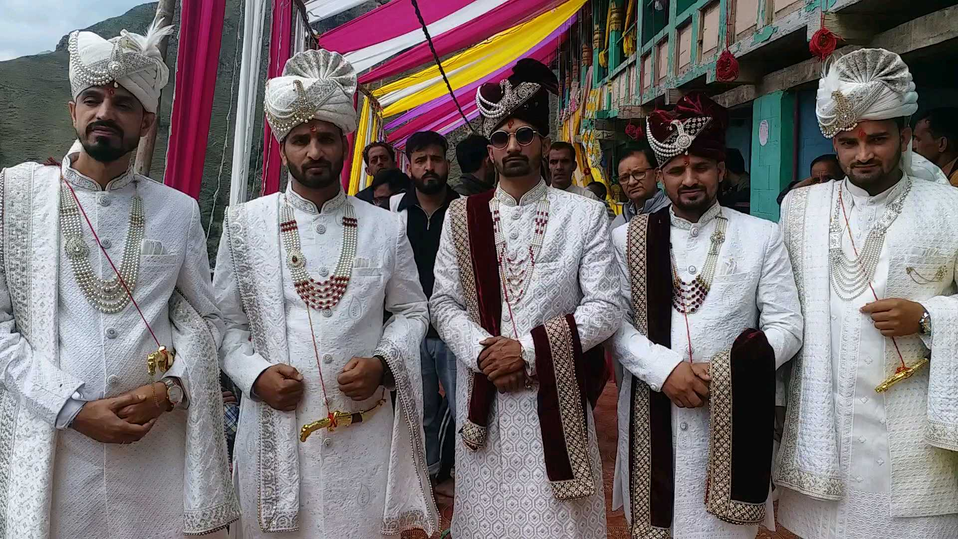 एक ही मंडप में 5 भाइयों की शादी: बहन की भी विदाई, बारात लेकर दूल्हों के घर पहुंचीं दुल्हनें