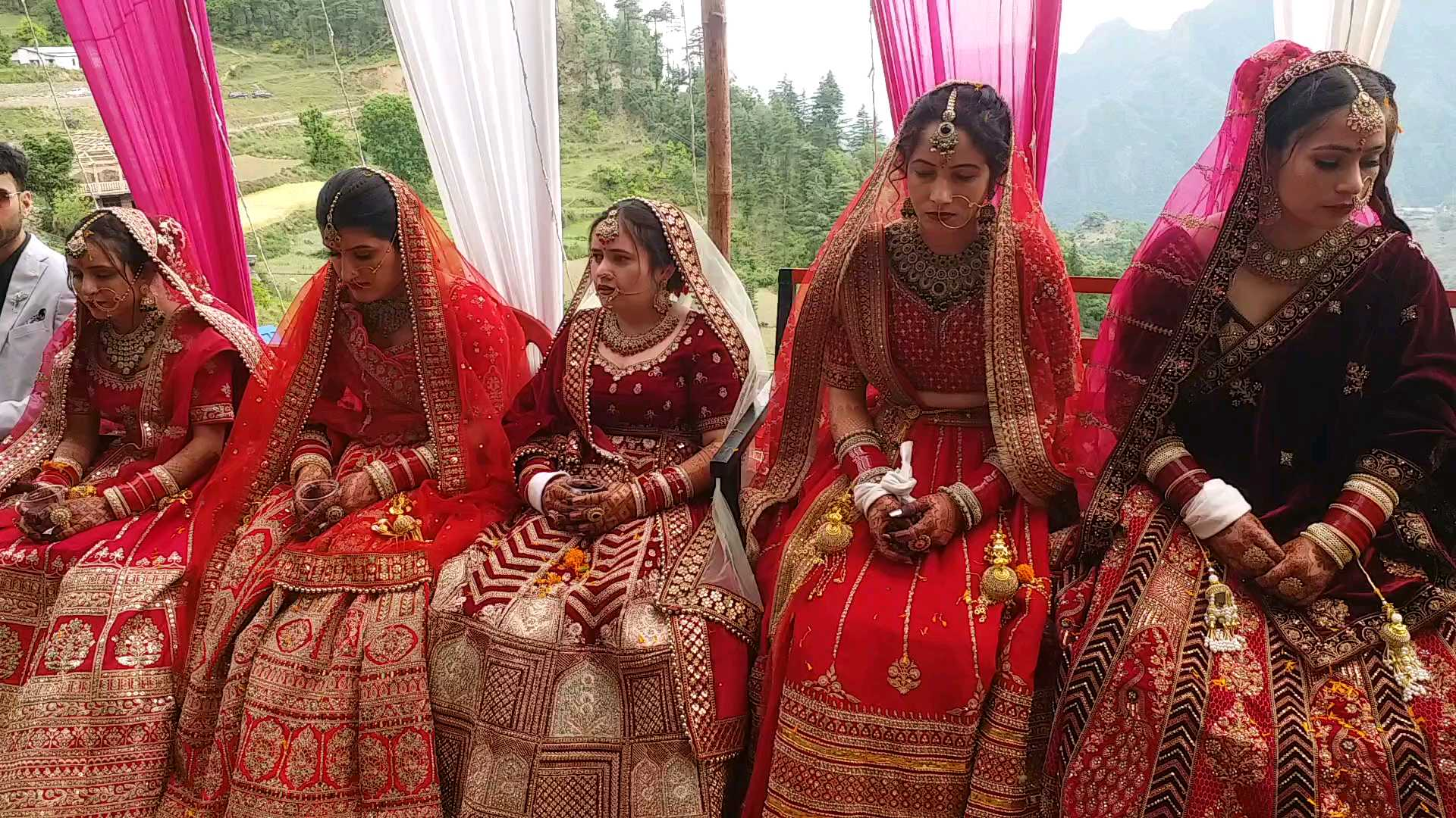 एक ही मंडप में 5 भाइयों की शादी: बहन की भी विदाई, बारात लेकर दूल्हों के घर पहुंचीं दुल्हनें