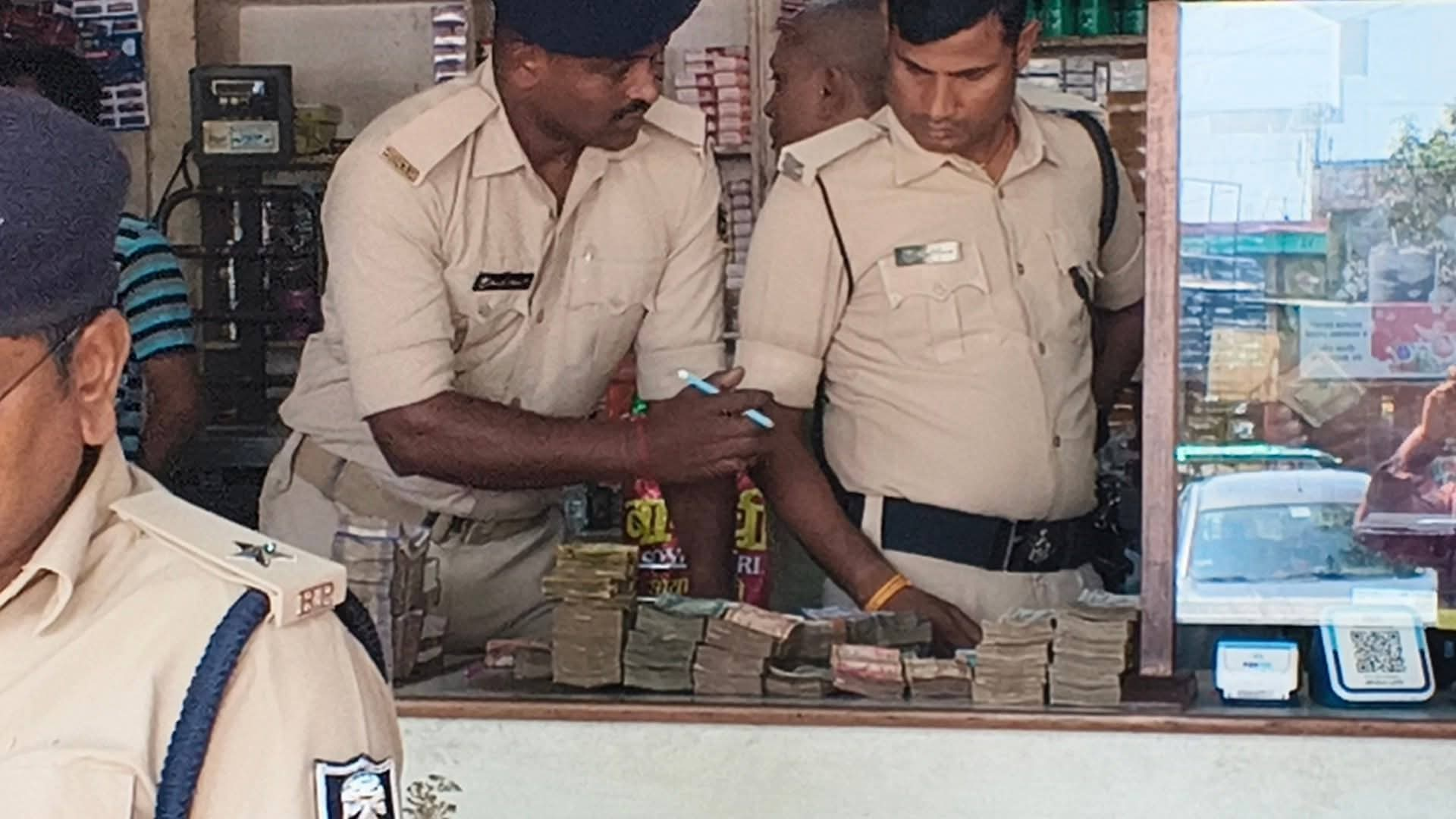इंडो-नेपाल बॉर्डर पर बड़ी कार्रवाई, किराना दुकान से लाखों की नेपाली और भारतीय करेंसी बरामद