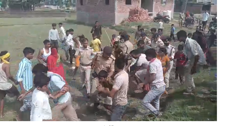 SAHARSA: भतीजे की शादी में आई महिला के साथ दुष्कर्म की कोशिश, पुलिस के सामने भीड़ ने आरोपी को जमकर पीटा 