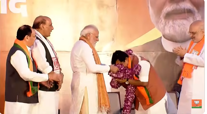 बंगाल की जीत के बाद पीएम मोदी ने नितिन नबीन को पहनाया माला, बीजेपी अध्यक्ष बोले..अब दक्षिण भारत में भी खिलेगा कमल