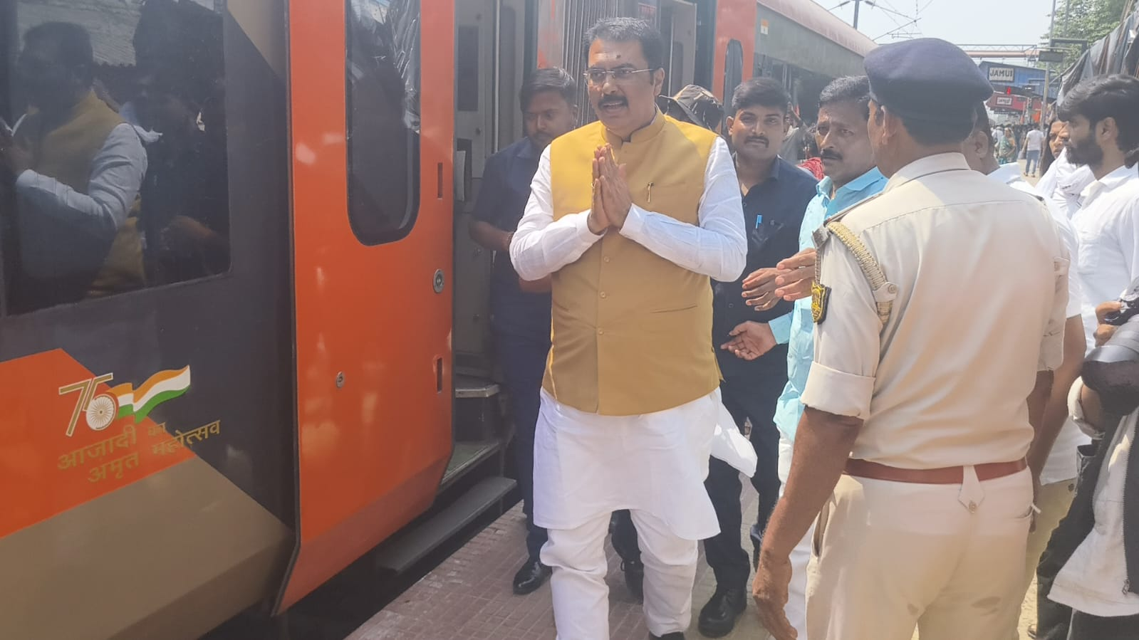 वंदे भारत से जमुई पहुंचे भाजपा प्रदेश अध्यक्ष संजय सरावगी, बोले- पीएम मोदी की अपील पर चुना ट्रेन का सफर