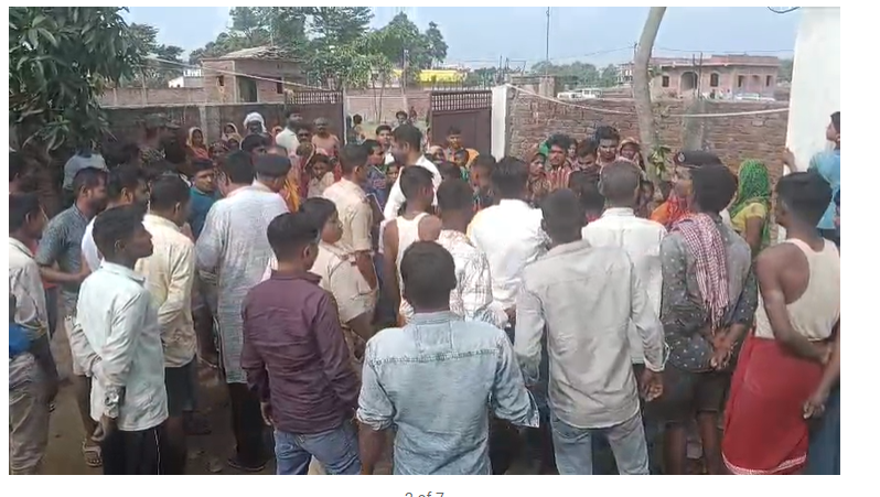 SAHARSA: भतीजे की शादी में आई महिला के साथ दुष्कर्म की कोशिश, पुलिस के सामने भीड़ ने आरोपी को जमकर पीटा 
