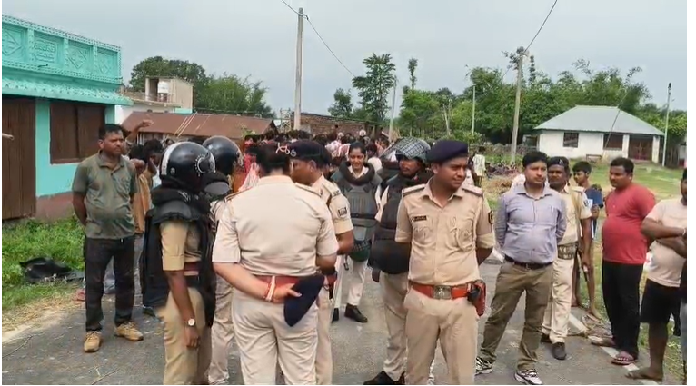 मधेपुरा में सड़क हादसे के बाद बवाल: कार्यपालक सहायक की मौत पर NH-131 जाम, 5 करोड़ मुआवजे की मांग