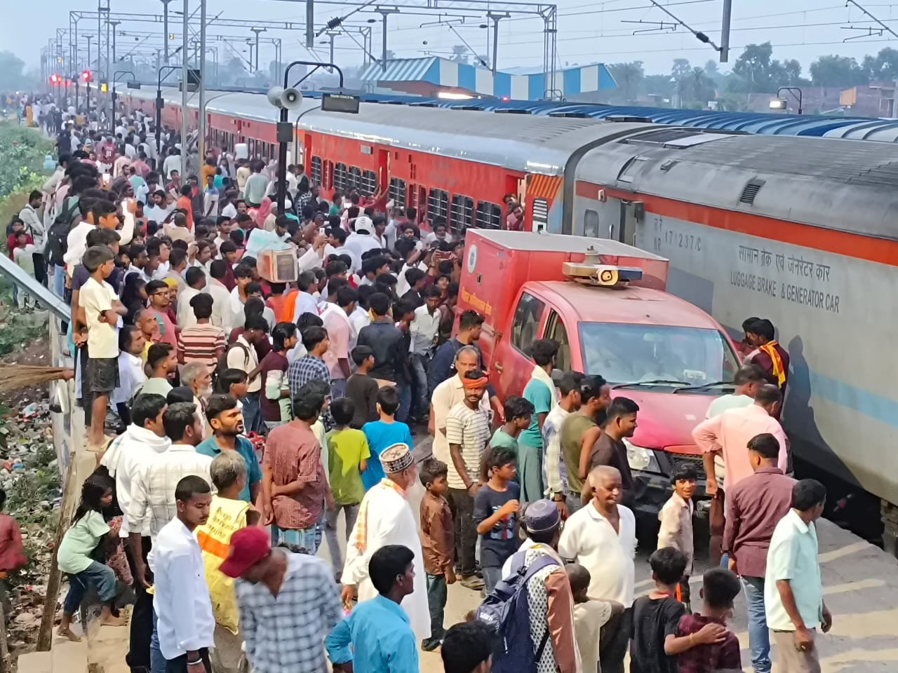 जनसाधारण एक्सप्रेस में धुआं उठने से हड़कंप, सिमरीबख्तियारपुर स्टेशन पर यात्रियों ने की चेन पुलिंग