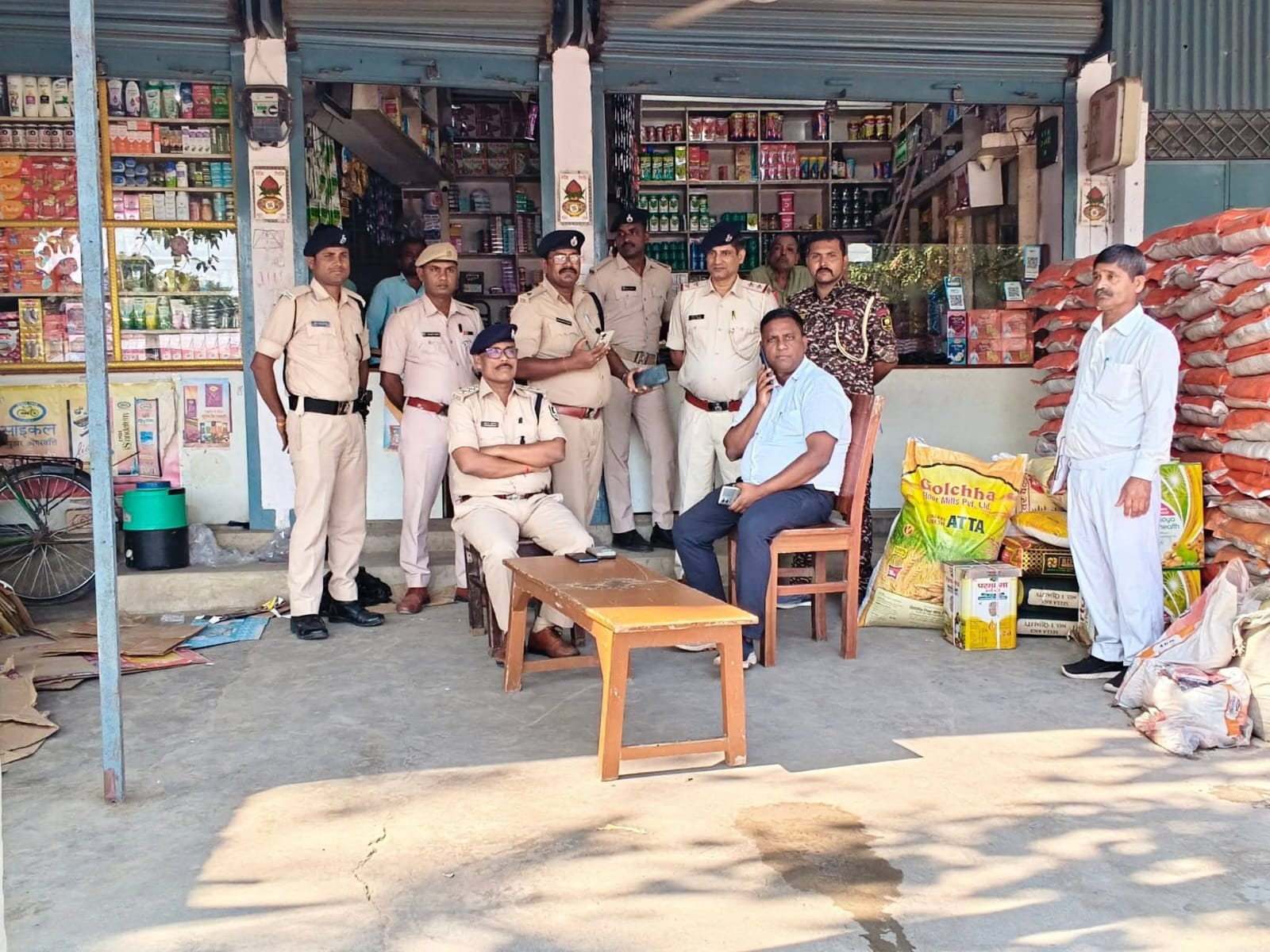 इंडो-नेपाल बॉर्डर पर बड़ी कार्रवाई, किराना दुकान से लाखों की नेपाली और भारतीय करेंसी बरामद