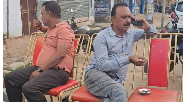 सोना नहीं खरीदने को लेकर PM मोदी की अपील का अनोखा विरोध: नाराज सर्राफा कारोबारी ने खोल डाली चाय-पकौड़े की दुकान