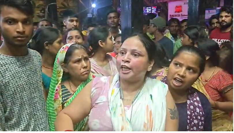 छपरा में दर्दनाक हादसा: विशाल मेगा मार्ट में करंट लगने से युवक की मौत, परिजनों ने शव रखकर किया हंगामा
