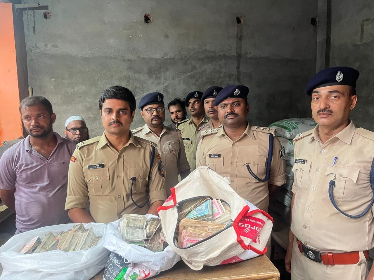 रक्सौल में नोट बदलने वाले गिरोह पर बड़ी कार्रवाई, 18 लाख नेपाली और 13 लाख भारतीय करेंसी बरामद