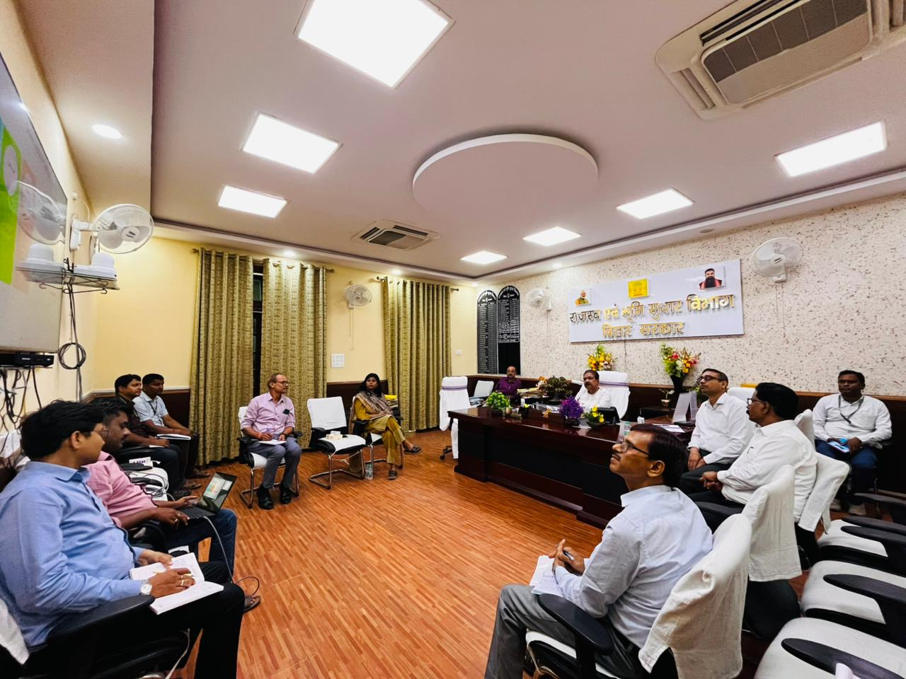 राजस्व महा-अभियान के लंबित मामलों के निष्पादन के लिए फिर चलेगा विशेष अभियान, मंत्री दिलीप जायसवाल ने दिया यह निर्देश