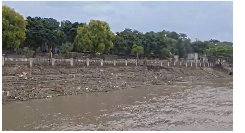 मुंगेर में डीएम ने नाव से किया छठ घाटों का निरीक्षण, बैरिकेडिंग के निर्देश
