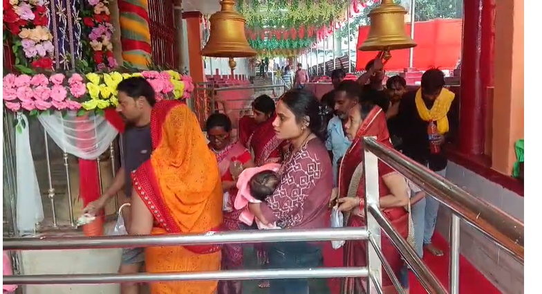 Teldiha Durga Mandir: नवरात्र के पहले दिन तेलडीहा मंदिर में उमड़ा आस्था का सैलाब, 20 KM पैदल चलकर पहुंचे श्रद्धालु