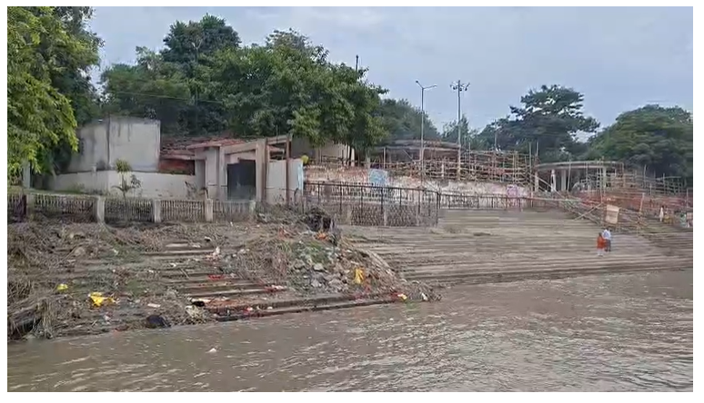 मुंगेर में डीएम ने नाव से किया छठ घाटों का निरीक्षण, बैरिकेडिंग के निर्देश