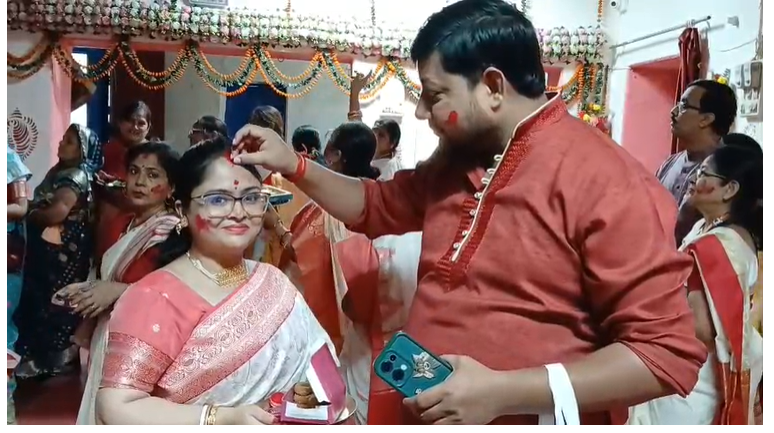 गया में सिंदूर खेला के साथ मां दुर्गा को विदाई, महिलाओं ने संभाली पूजा की पूरी कमान