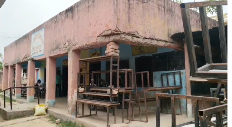 बिहार में ‘जुगाड़ टेक्नोलॉजी’ पर टिका सरकारी स्कूल: बेंच-डेस्क के सहारे छत का पिलर, जर्जर भवन में 191 बच्चों की जान जोखिम में