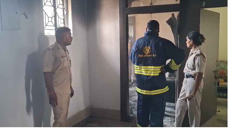 गया सर्किट हाउस में AC ब्लास्ट से लगी आग, बगल के रूम में पत्नी के साथ ठहरे हुए थे विदेश मंत्रालय के डायरेक्टर