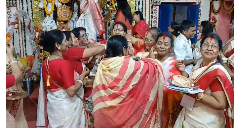 गया में सिंदूर खेला के साथ मां दुर्गा को विदाई, महिलाओं ने संभाली पूजा की पूरी कमान