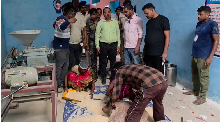 BIHAR: बनमनखी के केंद्रीयकृत रसोईघर में SDM का छापा, भोजन की गुणवत्ता से लेकर अग्नि सुरक्षा तक मिलीं खामियां